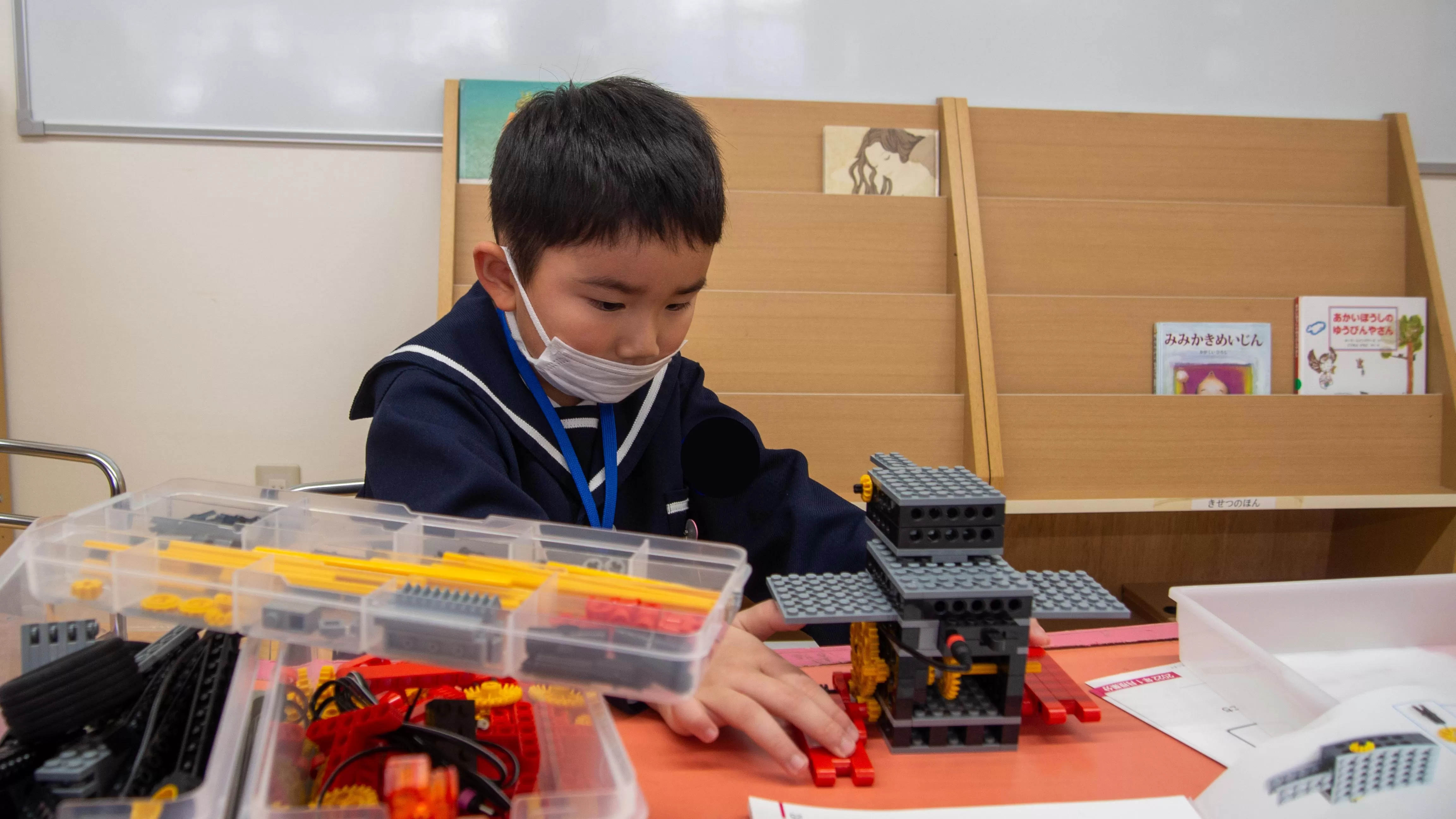 幼稚園教室での子どもの様子