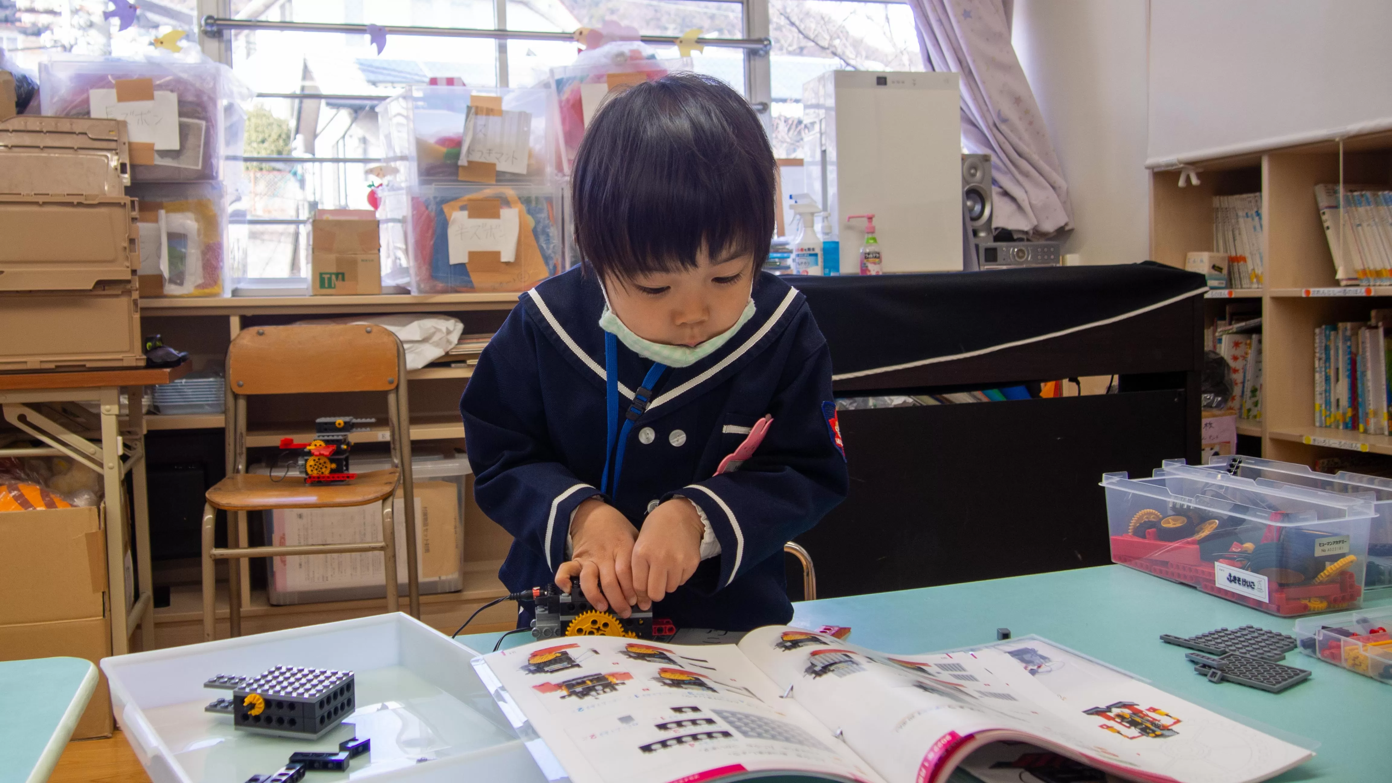 幼稚園教室での子どもの様子