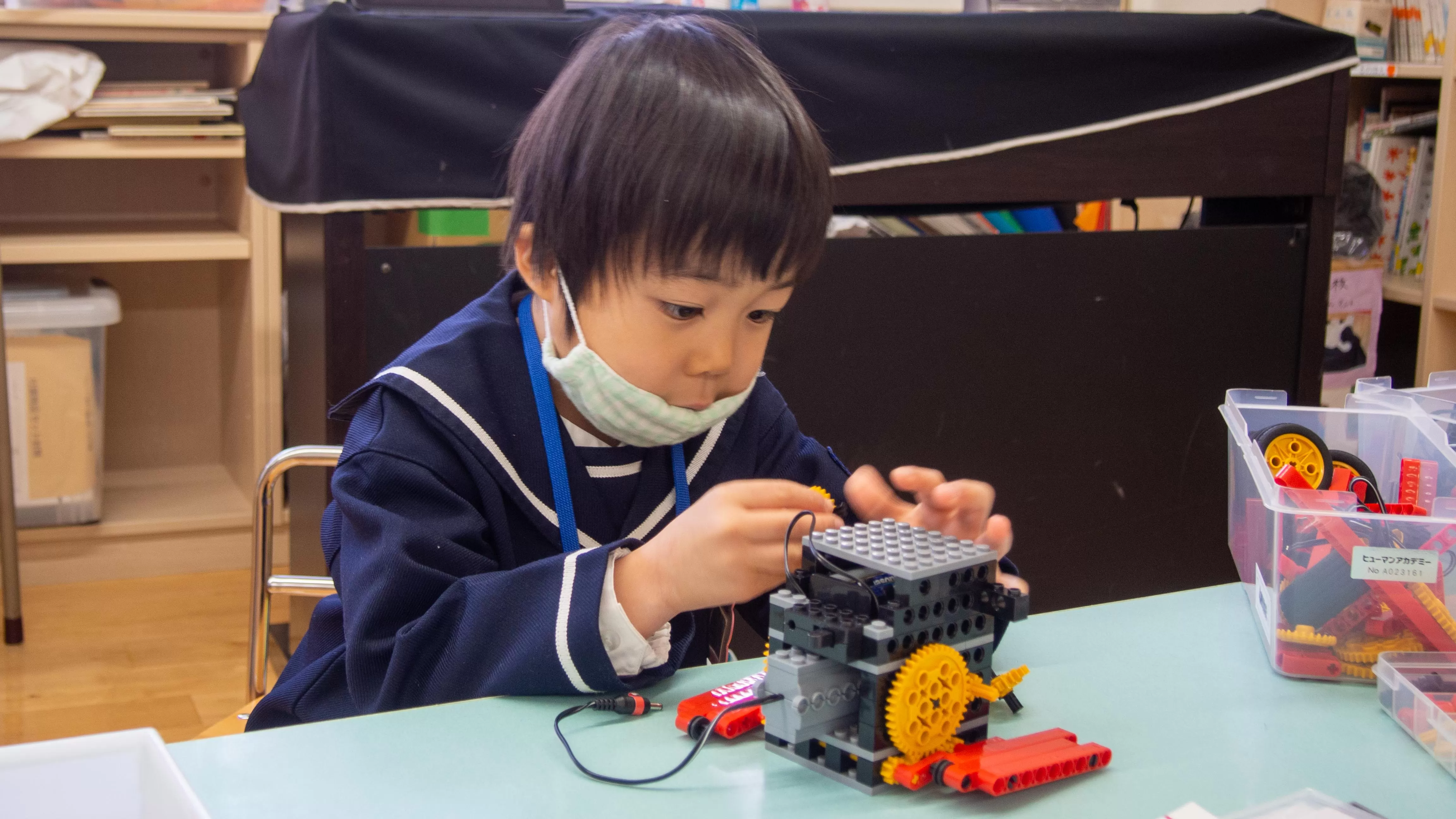 幼稚園教室での子どもの様子