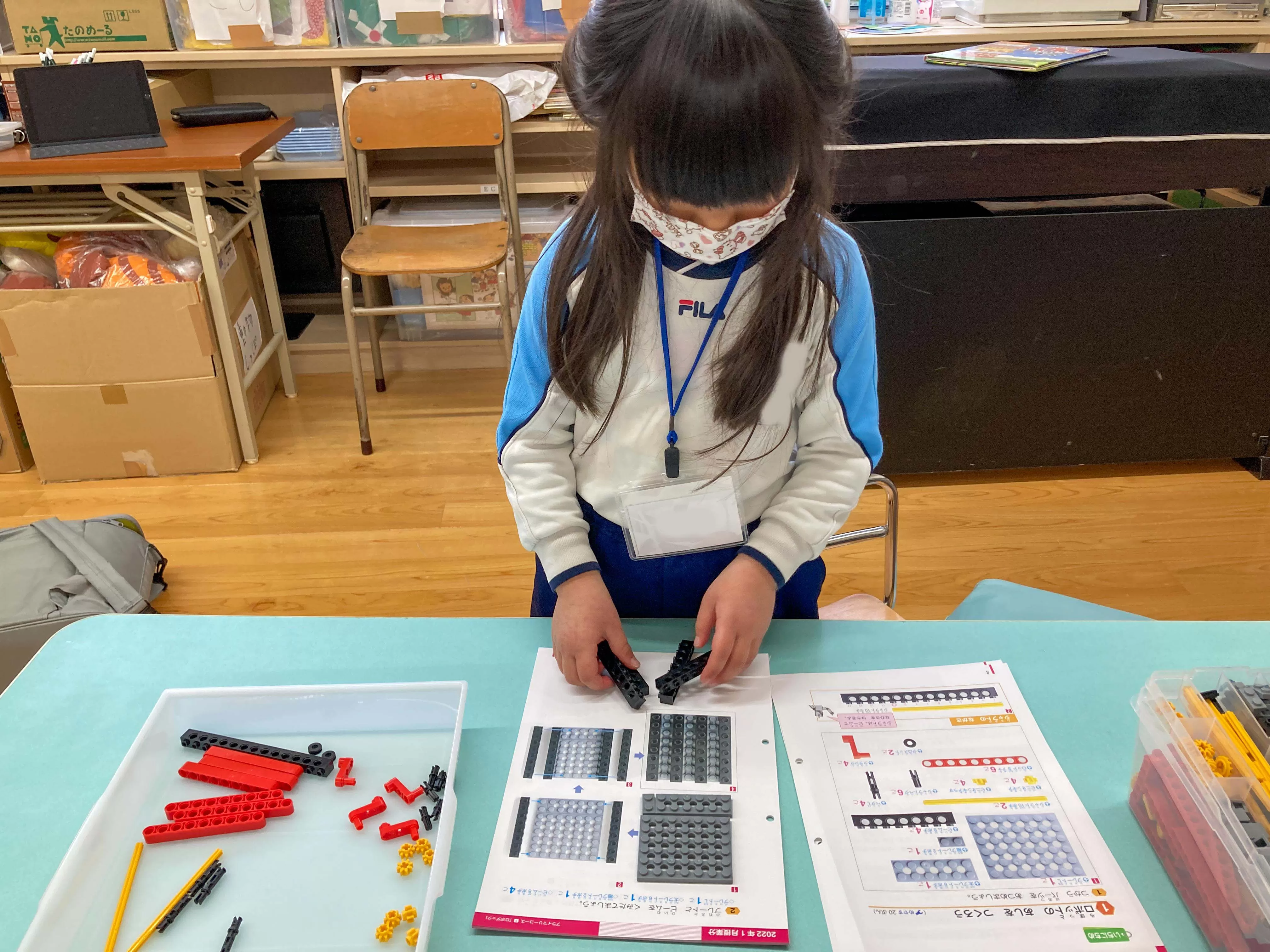 幼稚園教室での子どもの様子