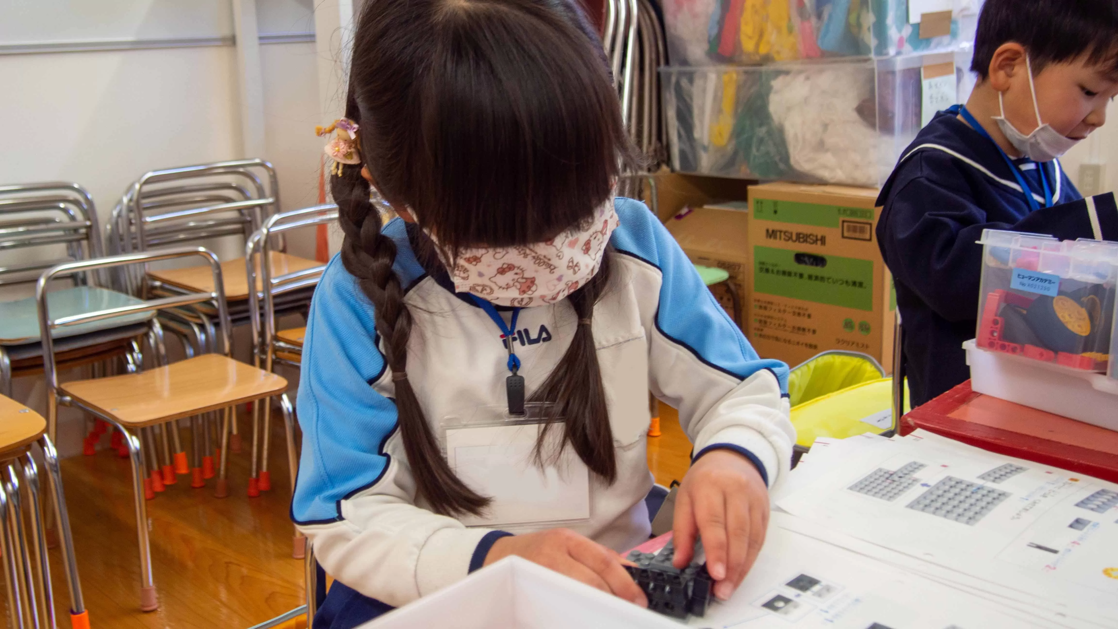 幼稚園教室での子どもの様子